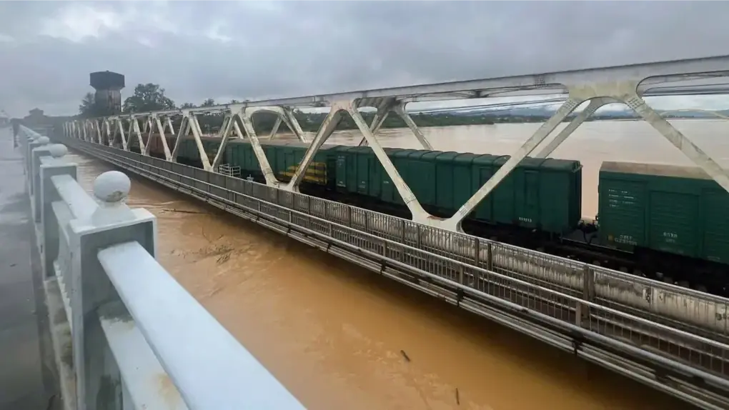 Ngành Đường sắt tiếp tục điều tàu gia tải cầu tại Huế